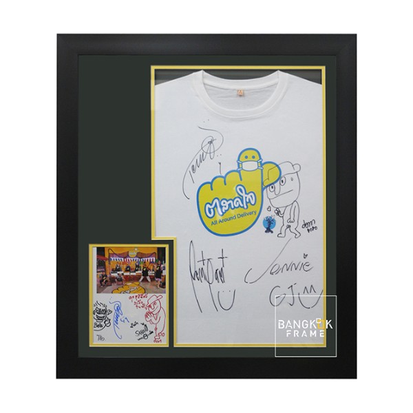 กรอบรูปโชร์เสื้อขาวพร้อมลายเซ็นนักร้องที่ชอบ